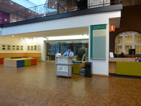 Traditionsbus-Stand in der Eingangshalle des Deutschen Technikmuseums