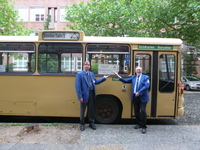 Wagen 1957 mit Fahrer und Moderator vor der 1. Runde